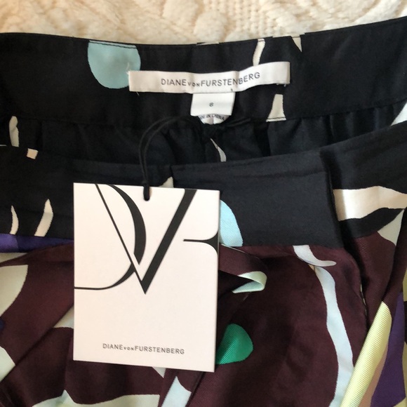 Diane Von Furstenberg DVF Donovan Shorts in Pop Meadow Brown - Picture 3 of 7